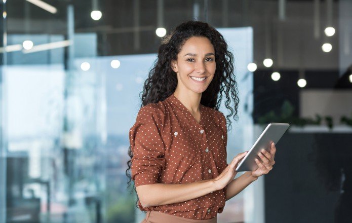 Jonge vrouw aan het werk als IT consultant